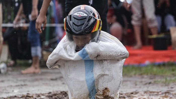 Begini Serunya Lomba Balap Karung Sejumlah anak bersiap saat lomba balap karung di Jatiuwung, Kota Tangerang, Banten, Rabu (17/8/2022). Lomba tersebut dalam rangka menyemarakkan HUT ke-77 Republik Indonesia. ANTARA FOTO/Fauzan/hp.