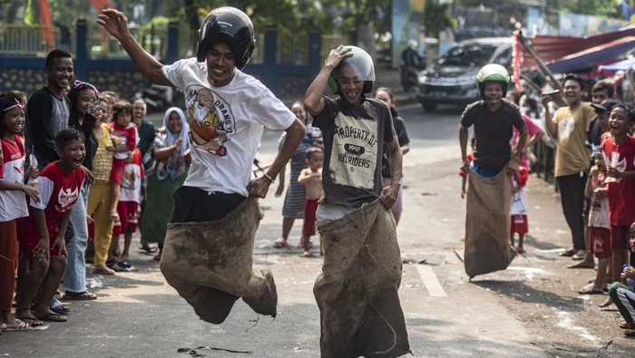 Warga mengikuti lomba balap karung dalam rangka HUT ke-77 Kemerdekaan RI di kawasan Manggarai, Jakarta, Rabu (17/8/2022). ANTARA FOTO/Aprillio Akbar/hp.