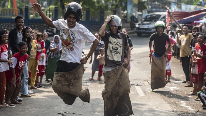Begini Serunya Lomba Balap Karung Warga mengikuti lomba balap karung dalam rangka HUT ke-77 Kemerdekaan RI di kawasan Manggarai, Jakarta, Rabu (17/8/2022). ANTARA FOTO/Aprillio Akbar/hp.