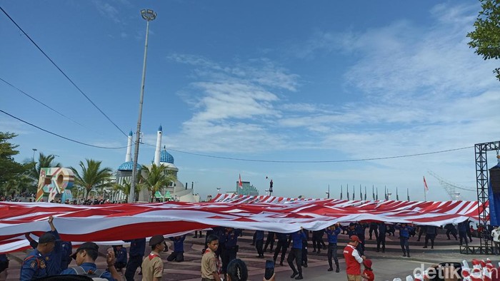 77 bendera dengan total panjang 5.000 meter dibentangkan di Pantai Losari, Makassar, Sulawesi Selatan.