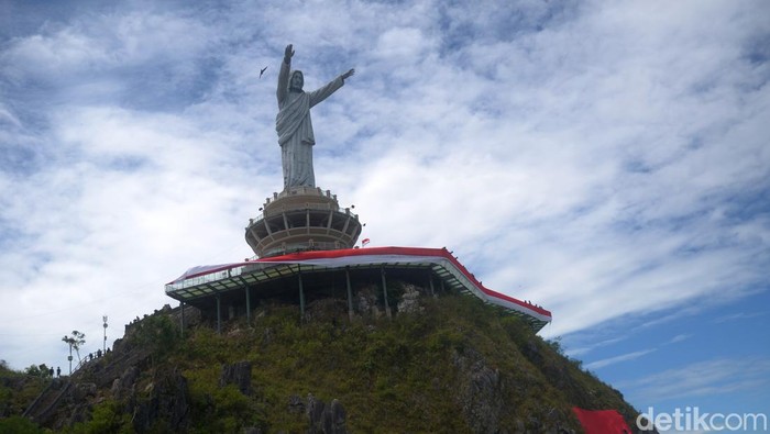 Bendera merah putih 77 meter di patung Yesus Tana Toraja