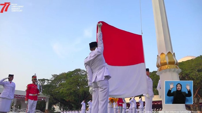 Bendera merah putih diturunkan (Dok. Sekretariat Kepresidenan)