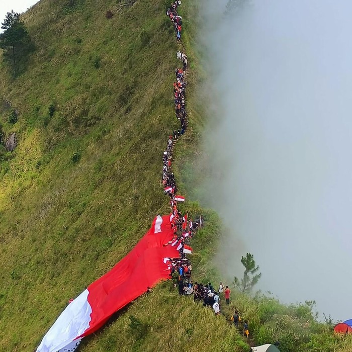 Bendera raksasa di puncak Gunung Andong, Magelang, Rabu (17/8/2022).