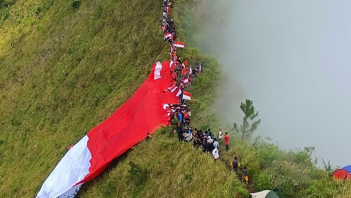 Bendera raksasa di puncak Gunung Andong, Magelang, Rabu (17/8/2022).