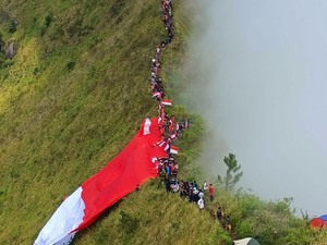 Rayakan 17-an di Gunung Andong, Ada Pengibaran Bendera Raksasa
