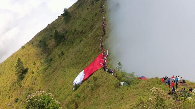 Bendera raksasa di puncak Gunung Andong, Magelang, Rabu (17/8/2022).