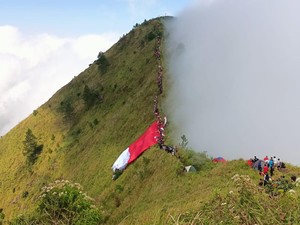 Catat! Ada Pengibaran Bendera Raksasa di Gunung Andong Magelang saat HUT RI