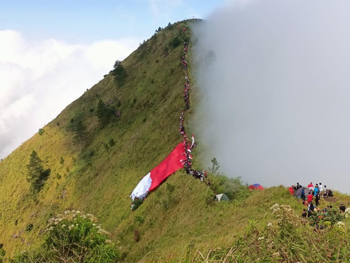 Bendera raksasa di puncak Gunung Andong, Magelang, Rabu (17/8/2022).
