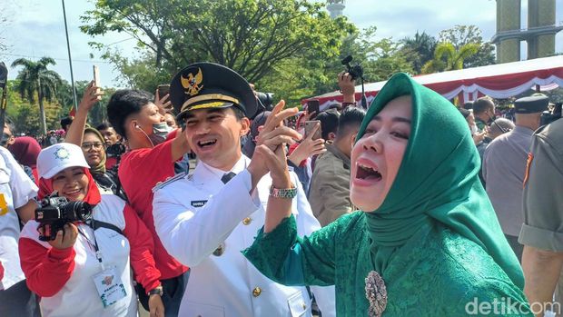 Bupati Bandung Dadang Supriatna berlenggok ala model di HUT ke-77 RI