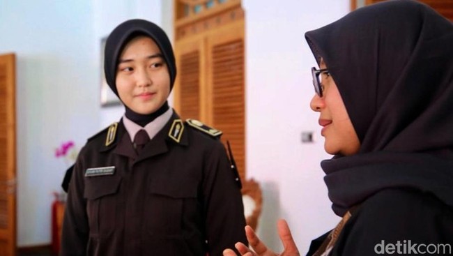 Dalam wawancara dengan detikJatim, Ayumi mengaku tidak menyangka langkahnya bisa sejauh ini. Awalnya, saat mengikuti seleksi paskibraka, dia hanya mematok target hingga level provinsi saja. Ternyata, setelah seleksi tahap demi tahap dari level sekolah yang saya jalani, akhirnya membawa saya lolos jadi paskibraka nasional. Sungguh tidak menyangka, karena awalnya target cuman di provinsi, kata gadis dengan tinggi badan 169 cm tersebut. Foto: Pemkab Banyuwangi