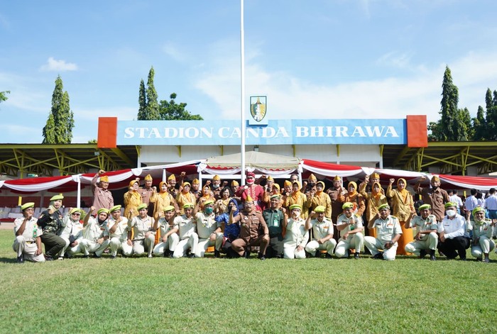Bupati Kediri Hanindhito Himawan Pramana menjadi inspektur upacara pengibaran bendera dalam rangka HUT Kemerdekaan ke-77 Republik Indonesia di Stadiun Canda Bhirawa, Pare, Rabu (17/8/2022).