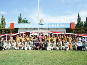 Momen Bupati Kediri Temui Peserta yang Sakit Usai Upacara HUT RI