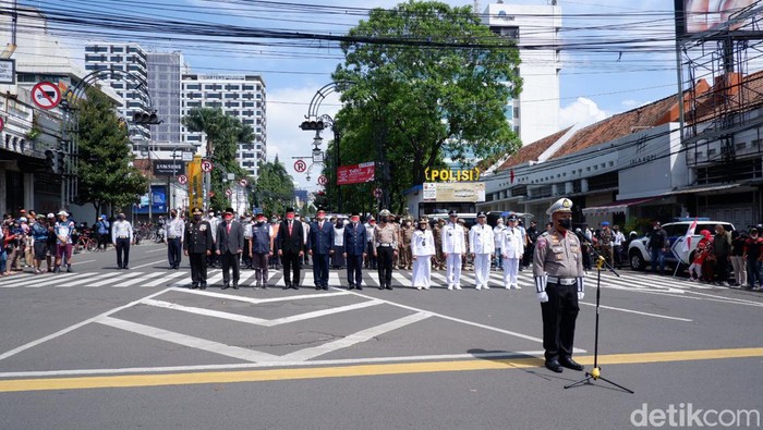 Dalam rangka memperingati HUT Ke-77 Kemerdekaan Republik Indonesia, wargi Bandung diajak untuk melaksanakan '3 menit untuk Indonesia' di Simpang Lima Asia Afrika, Kota Bandung.