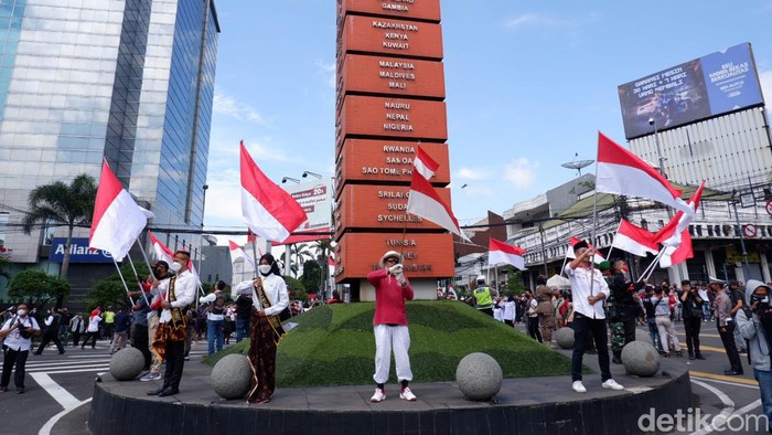 Dalam rangka memperingati HUT Ke-77 Kemerdekaan Republik Indonesia, wargi Bandung diajak untuk melaksanakan '3 menit untuk Indonesia' di Simpang Lima Asia Afrika, Kota Bandung.