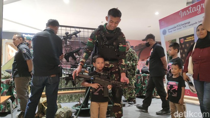 Delapan alutsista milik TNI dipajang di depan gedung Trans Mall Makassar (TSM), Sulawesi Selatan (Sulsel).
