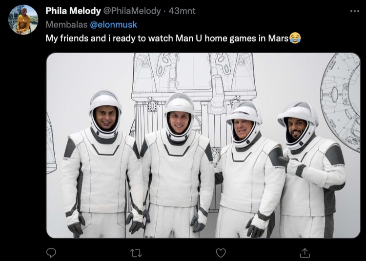 Elon Musk beli MU Di akun Twitter miliknya, Elon Musk bikin heboh dengan berkicau membeli klub sepakbola Manchester United. Namun tak lama berselang, ia mengklarifikasinya bahwa itu sebuah kelakar saja.