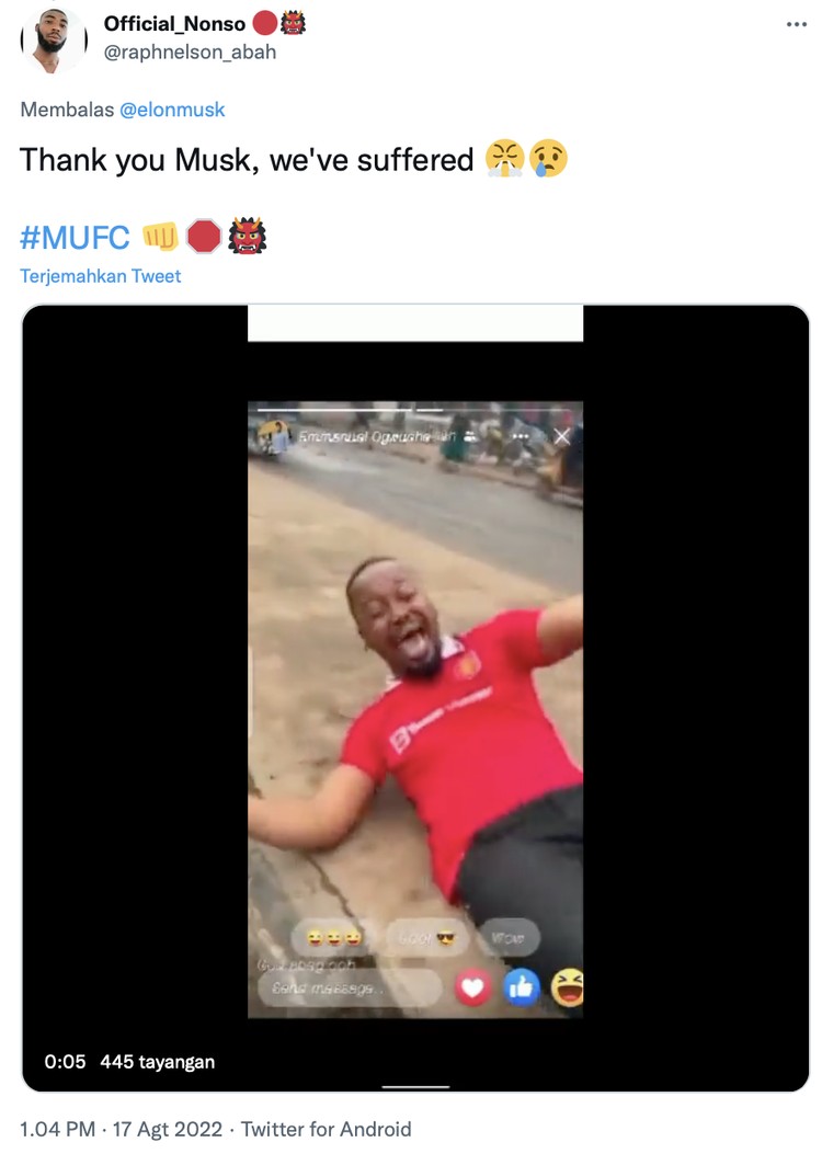 Elon Musk beli MU Di akun Twitter miliknya, Elon Musk bikin heboh dengan berkicau membeli klub sepakbola Manchester United. Namun tak lama berselang, ia mengklarifikasinya bahwa itu sebuah kelakar saja.