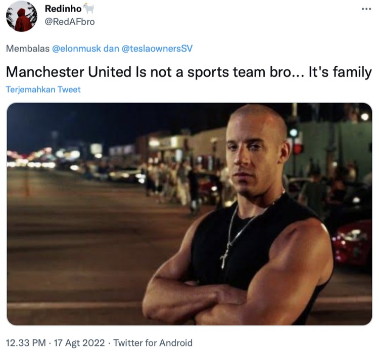 Elon Musk beli MU Di akun Twitter miliknya, Elon Musk bikin heboh dengan berkicau membeli klub sepakbola Manchester United. Namun tak lama berselang, ia mengklarifikasinya bahwa itu sebuah kelakar saja.