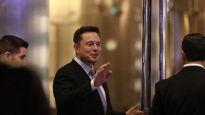Elon Musk, the co-founder and chief executive of Electric carmaker Tesla, gestures during a ceremony in Dubai on February 13, 2017.
Tesla announced the opening of a new Gulf headquarters in Dubai, aiming to conquer an oil-rich region better known for gas guzzlers than environmentally friendly motoring. / AFP PHOTO / KARIM SAHIB        (Photo credit should read KARIM SAHIB/AFP via Getty Images)