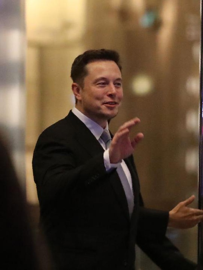 Elon Musk, the co-founder and chief executive of Electric carmaker Tesla, gestures during a ceremony in Dubai on February 13, 2017.
Tesla announced the opening of a new Gulf headquarters in Dubai, aiming to conquer an oil-rich region better known for gas guzzlers than environmentally friendly motoring. / AFP PHOTO / KARIM SAHIB (Photo credit should read KARIM SAHIB/AFP via Getty Images)