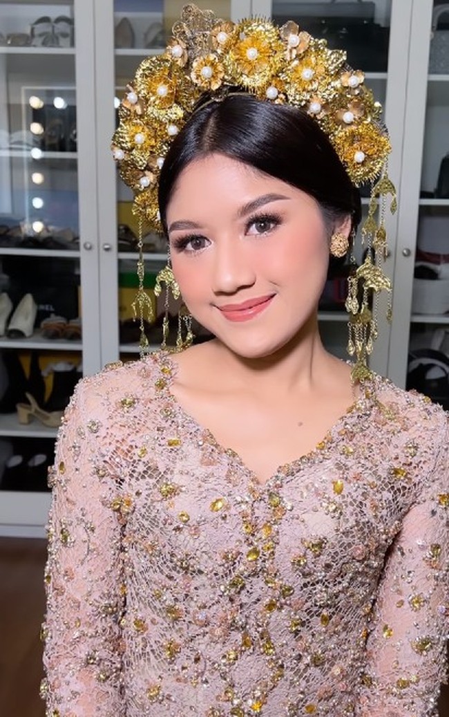 Penampilan Erina Gudono saat hadir di Upacara Pengibaran Bendera HUT ke-77 RI di Istana Merdeka semakin paripurna berkat pulasan makeup dari makeup artist Marlene Hariman. Foto: Dok. Instagram Marlene Hariman, Erina Gudono, YouTube Setpres
