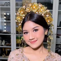 Penampilan Erina Gudono saat hadir di Upacara Pengibaran Bendera HUT ke-77 RI di Istana Merdeka semakin paripurna berkat pulasan makeup dari makeup artist Marlene Hariman. Foto: Dok. Instagram Marlene Hariman, Erina Gudono, YouTube Setpres
