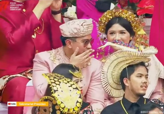 Erina Gudono tampil memesona di momen Upacara HUT ke-77 RI di Istana Merdeka, Rabu (17/8/2022). Dia mengenakan baju adat yang dilengkapi dengan hiasan kepala berwarna emas. Foto: Dok. Instagram Marlene Hariman, Erina Gudono, YouTube Setpres