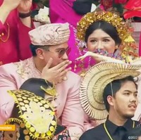 Erina Gudono tampil memesona di momen Upacara HUT ke-77 RI di Istana Merdeka, Rabu (17/8/2022). Dia mengenakan baju adat yang dilengkapi dengan hiasan kepala berwarna emas. Foto: Dok. Instagram Marlene Hariman, Erina Gudono, YouTube Setpres