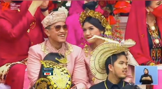 Kaesang Pangarep dan Erina Gudono kompak memakai pakaian adat asal Sumatera Barat berwarna senada pink kecokelatan. Saat tersorot kamera televisi, keduanya tampak asyik bercengkerama dan tertawa. Foto: Dok. Instagram Marlene Hariman, Erina Gudono, YouTube Setpres
