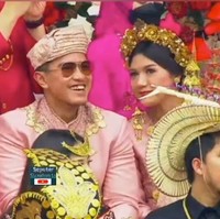 Kaesang Pangarep dan Erina Gudono kompak memakai pakaian adat asal Sumatera Barat berwarna senada pink kecokelatan. Saat tersorot kamera televisi, keduanya tampak asyik bercengkerama dan tertawa. Foto: Dok. Instagram Marlene Hariman, Erina Gudono, YouTube Setpres