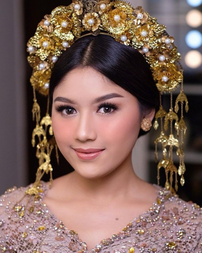 Marlene Hariman dalam unggahan Instagramnya mengungkapkan Erina rela datang tengah malam untuk makeup dengannya. Makeup tersebut padahal untuk momen Upacara HUT ke-77 RI di Istana Merdeka, pagi harinya. Foto: Dok. Instagram Marlene Hariman, Erina Gudono, YouTube Setpres