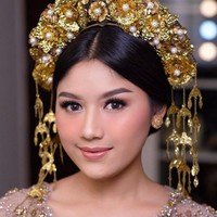 Marlene Hariman dalam unggahan Instagramnya mengungkapkan Erina rela datang tengah malam untuk makeup dengannya. Makeup tersebut padahal untuk momen Upacara HUT ke-77 RI di Istana Merdeka, pagi harinya. Foto: Dok. Instagram Marlene Hariman, Erina Gudono, YouTube Setpres
