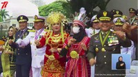 Hampir semua tamu undangan di Istana Negara terekam bangun dari tempat duduk dan ikut berjoget meski dari tempat masing-masing. Foto: dok. Channel YouTube Sekretariat Negara