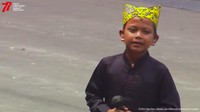 Penyanyi cilik asal Banyuwangi Farel Prayoga membawakan lagu dangdut yang tengah viral berjudul Ojo DIbandingke di depan Presiden dan tamu yang hadir dalam prayaan HUT ke-77 RI di Istana Negara. Foto: dok. Channel YouTube Sekretariat Presiden
