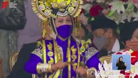 Ibu Iriana yang memakai baju adat Buton terus berjoget meski dalam keadaan duduk mendengar alunan suara Farel Prayoga. Foto: dok. Channel YouTube Sekretariat Negara