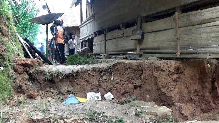 Fenomena tanah bergerak yang membelah pemukiman warga sepanjang 200 meter di Desa Pidara, Kecamatan Balla.