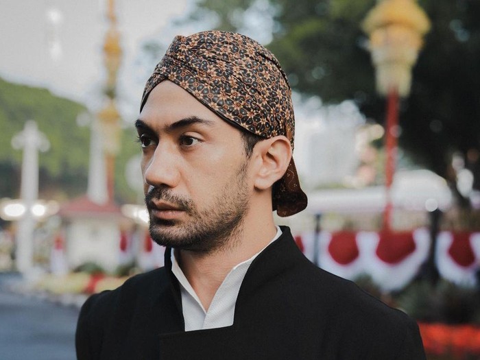 Gaya Reza Rahadian di Upacara HUT ke-77 RI