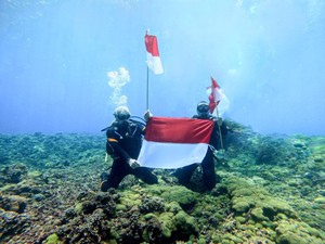 Gubernur-Wagub Sumbar Kibarkan Merah Putih di Dasar Laut Samudera Hindia