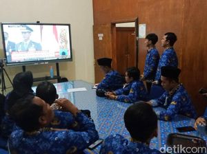 Nobar di Sekolah, Para Guru Ayumi Sasaki Pembawa Baki Bendera Ikut Nderedeg