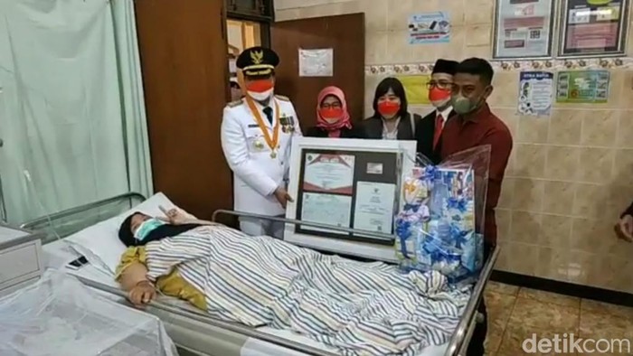 Gus Ipul menyambangi ibu dan bayi yang dilahirkan pada hari kemerdekaan RI di Pasuruan
