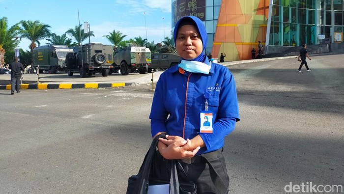 Hariati, petugas kebersihan jujur mengembalikan tas berisi Rp 34 juta yang dia temukan di toilet Mal.
