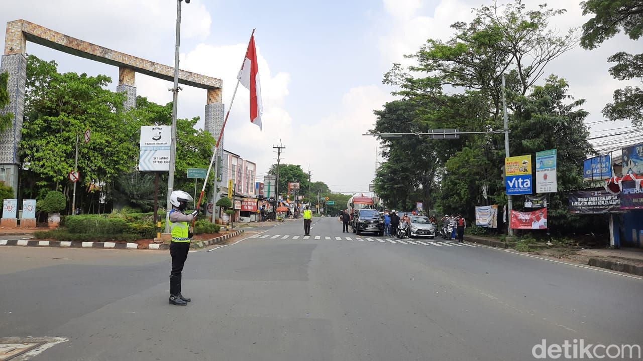 Hormat bendera di Tigaraksa, Kabupaten Tangerang, 17 Agustus 2022. (Khairul Ma'arif/detikcom)