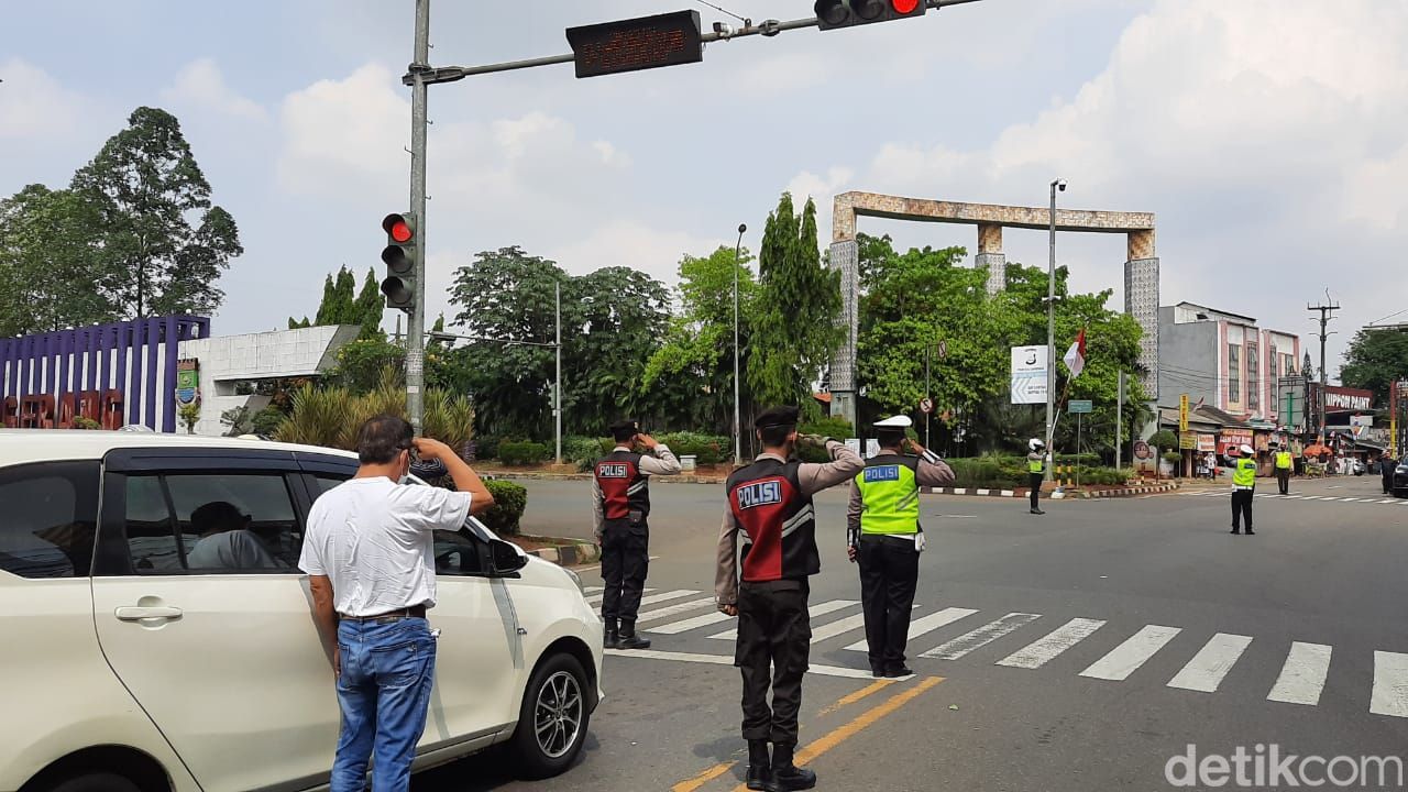 Hormat bendera di Tigaraksa, Kabupaten Tangerang, 17 Agustus 2022. (Khairul Ma'arif/detikcom)