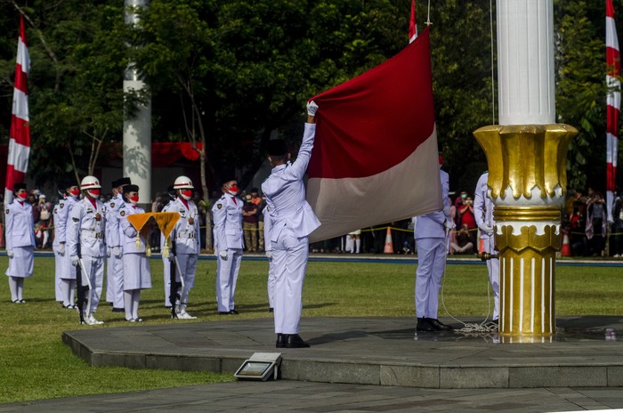 Gubernur Jawa Barat Ridwan Kamil bersama anaknya melihat pawai skuter usai upacara peringatan HUT Ke-77 Kemerdekaan Republik Indonesia di Lapangan Gasibu, Bandung, Jawa Barat, Rabu (17/8/2022). Gubernur Jawa Barat sebagai inspektur upacara menyampaikan momen peringatan kemerdekaan tahun ini menjadi momentum bangkit kembali menuju Jabar Juara dan Indonesia Juara. ANTARA FOTO/Novrian Arbi/rwa.
