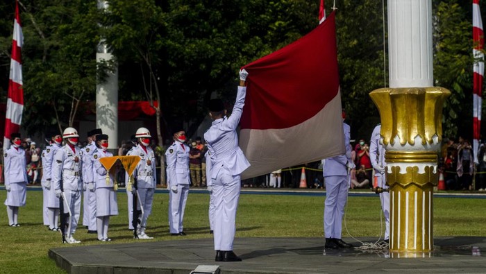 HUT KE-77 RI DI JABAR Gubernur Jawa Barat Ridwan Kamil bersama anaknya melihat pawai skuter usai upacara peringatan HUT Ke-77 Kemerdekaan Republik Indonesia di Lapangan Gasibu, Bandung, Jawa Barat, Rabu (17/8/2022). Gubernur Jawa Barat sebagai inspektur upacara menyampaikan momen peringatan kemerdekaan tahun ini menjadi momentum bangkit kembali menuju Jabar Juara dan Indonesia Juara. ANTARA FOTO/Novrian Arbi/rwa.