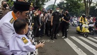 Ridwan Kamil melihat pawai skuter bersama anaknya usai upacara peringatan HUT Ke-77 Kemerdekaan Republik Indonesia di Lapangan Gasibu, Bandung.