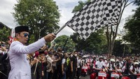 Setelah upacara pengibaran bendera selesai, Ridwan Kamil ikut memeriahkan pawai skuter dengan memegang bendera start.