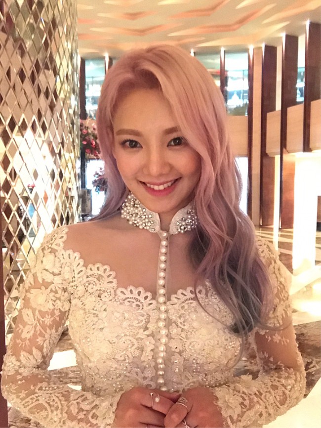 Hyoyeon pernah mengejutkan penggemar saat menjadi pengisi acara Countdown Asian Games di Monas, Jakarta pada 18 Agustus 2017 lalu. Pasalnya, personel Girls’ Generation itu terlihat anggun berkebaya. Foto: dok. Instagram @hyoyeon_x_x