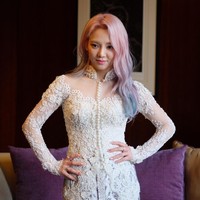 Main dancer Girls’ Generation itu memakai kebaya modern berwarna putih yang dipadukan dengan kain batik senada. Foto: dok. SM Entertainment