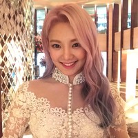 Hyoyeon pernah mengejutkan penggemar saat menjadi pengisi acara Countdown Asian Games di Monas, Jakarta pada 18 Agustus 2017 lalu. Pasalnya, personel Girls’ Generation itu terlihat anggun berkebaya. Foto: dok. Instagram @hyoyeon_x_x